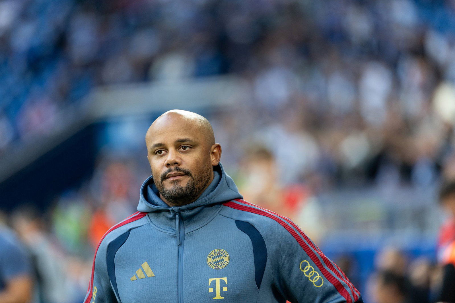 Bayern-Coach Vincent Kompany steht vor seiner ersten Dienstreise nach Elversberg. (Archivbild)