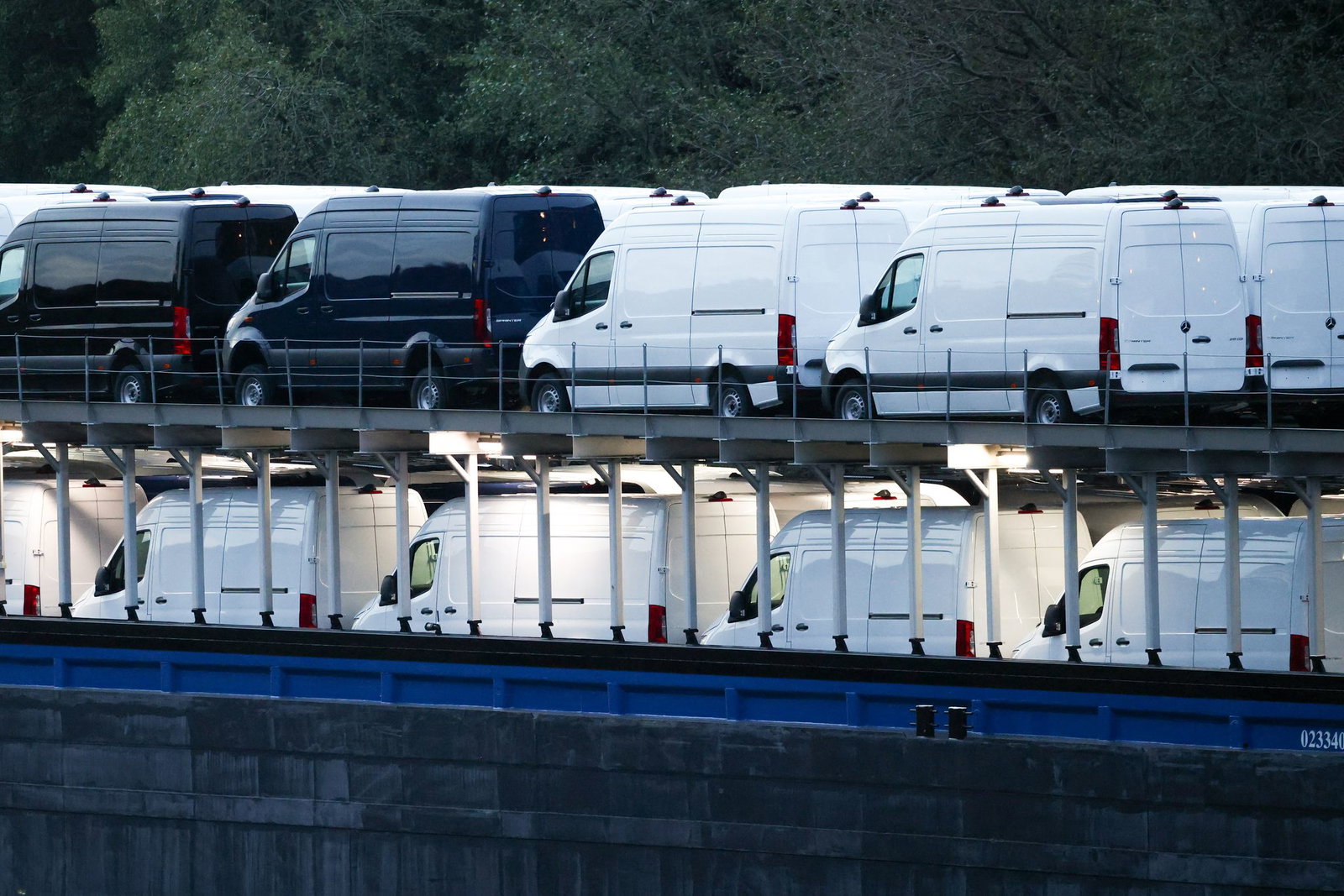 An Bord des Frachtschiffs sind jede Menge Mercedes-Sprinter.