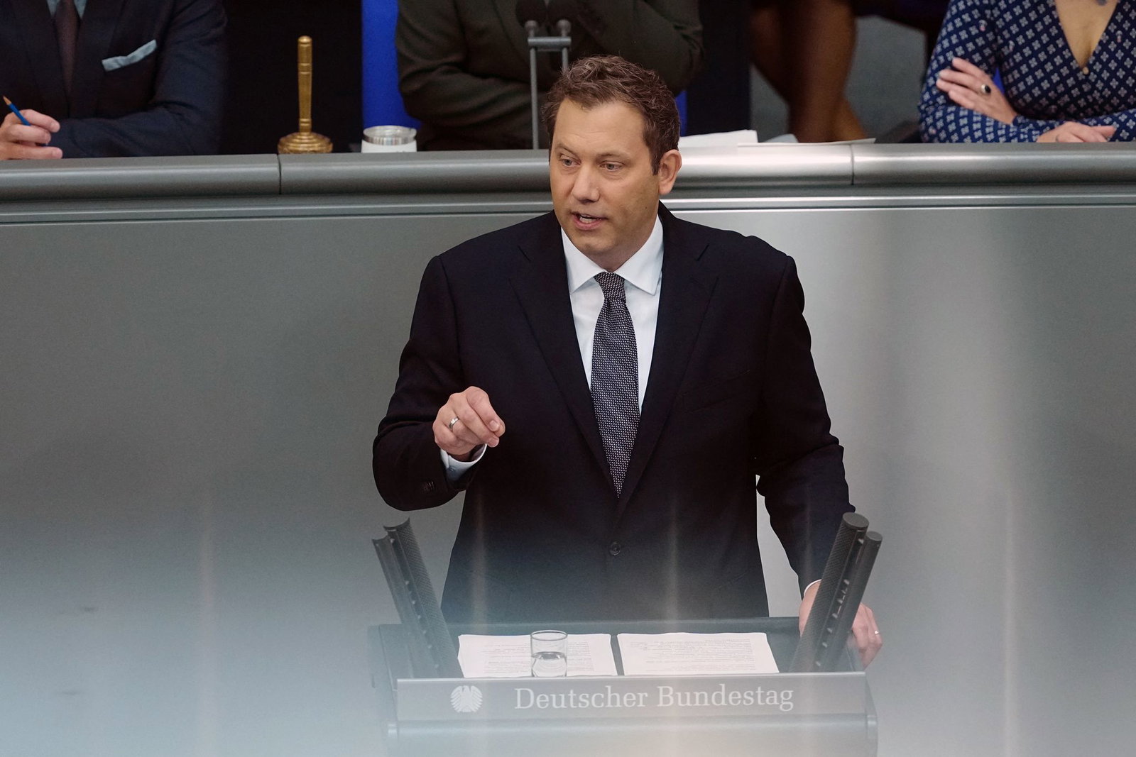 Gestern im Bundestag war Klingbeil die Verletzung noch nicht anzusehen. (Archivbild)
