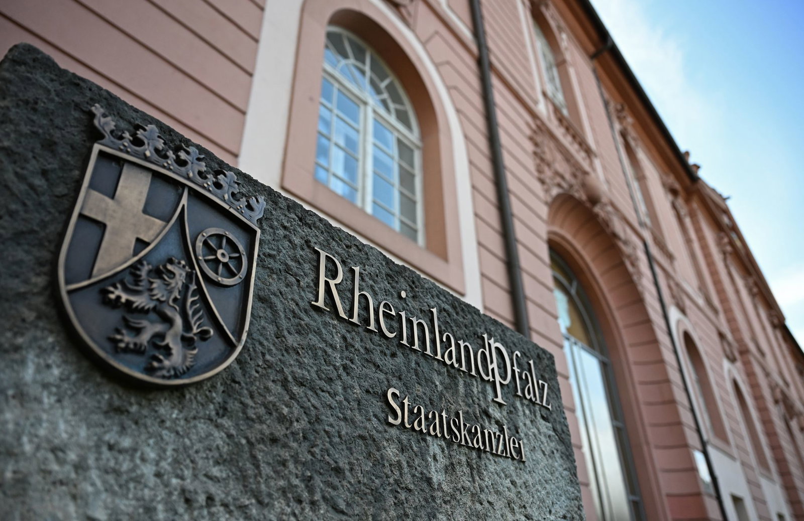 In der Staatskanzlei in Mainz laufen ein weiteres Jahr viele Fäden für die Zusammenarbeit der Bundesländer und für politische Koordinierungen mit dem Bund zusammen. (Archivbild)