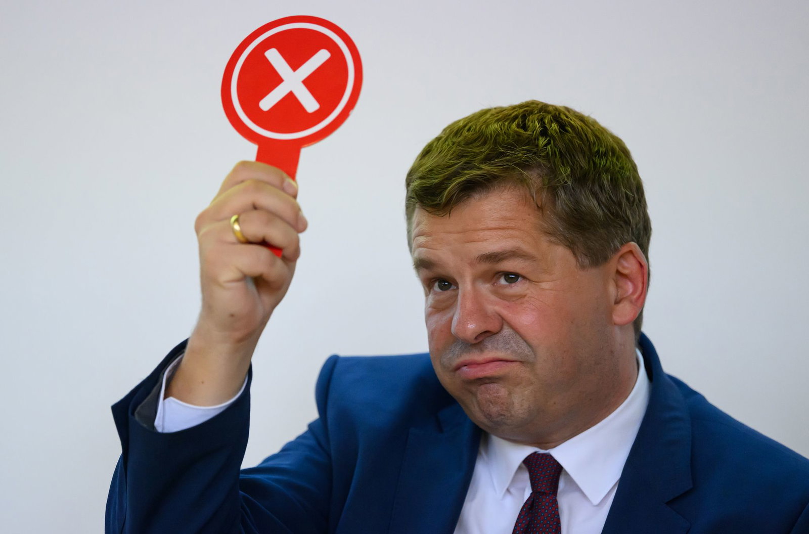 Sven Schulze möchte der AfD die rote Karte zeigen.