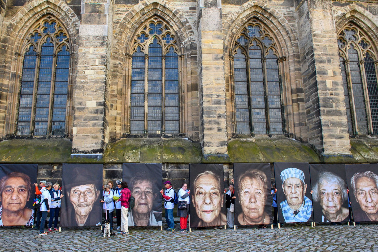 «Omas gegen Rechts» - mit den Porträts von Holocaust-Überlebenden vor dem Magdeburger Dom. 