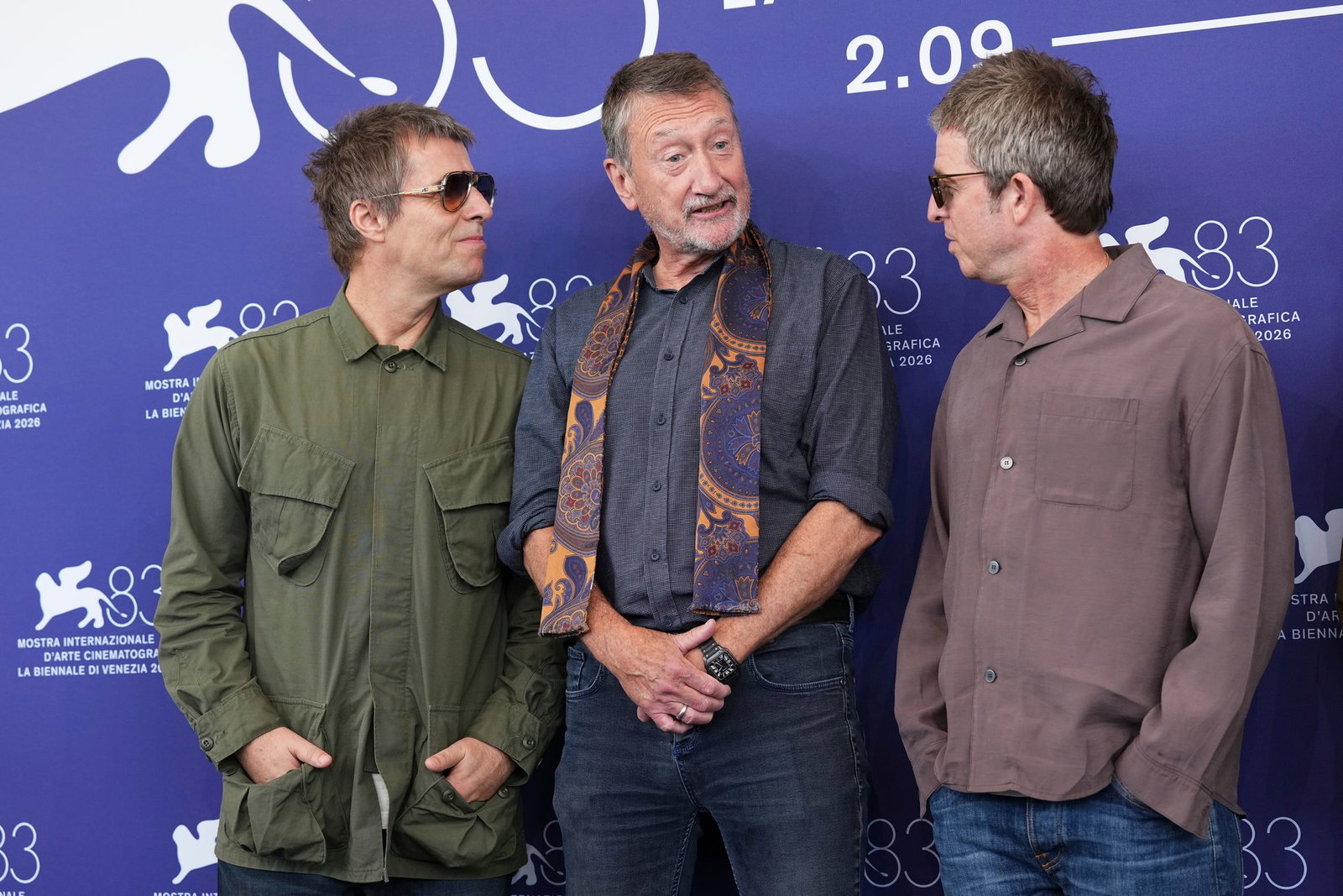 Liam Gallagher, der Drehbuchautor Steven Knight und Noel Gallagher in Venedig.