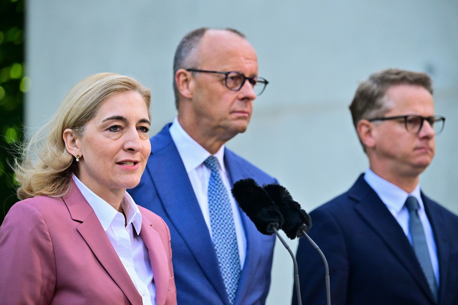Kanzleramtschefin Nina Warken (CDU), Bundeskanzler Friedrich Merz (CDU), und Gesundheitsminister Linnemann wollen Reformen anpacken. (Archivfoto)