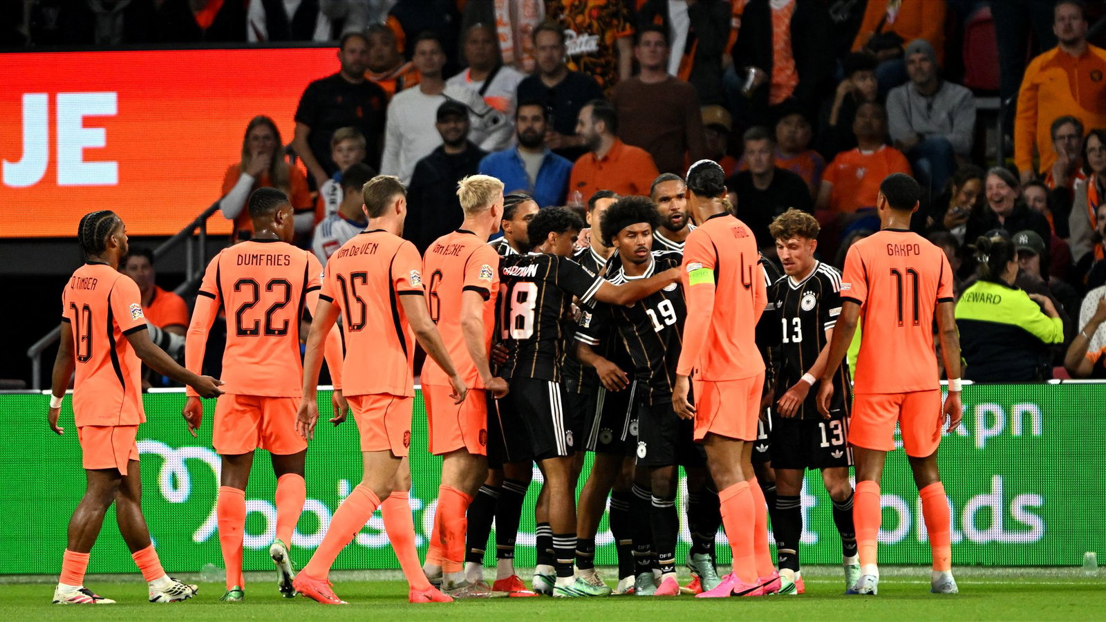 Die deutschen Spieler bejubelten ihr Führungstor, die Holländer beschwerten sich.