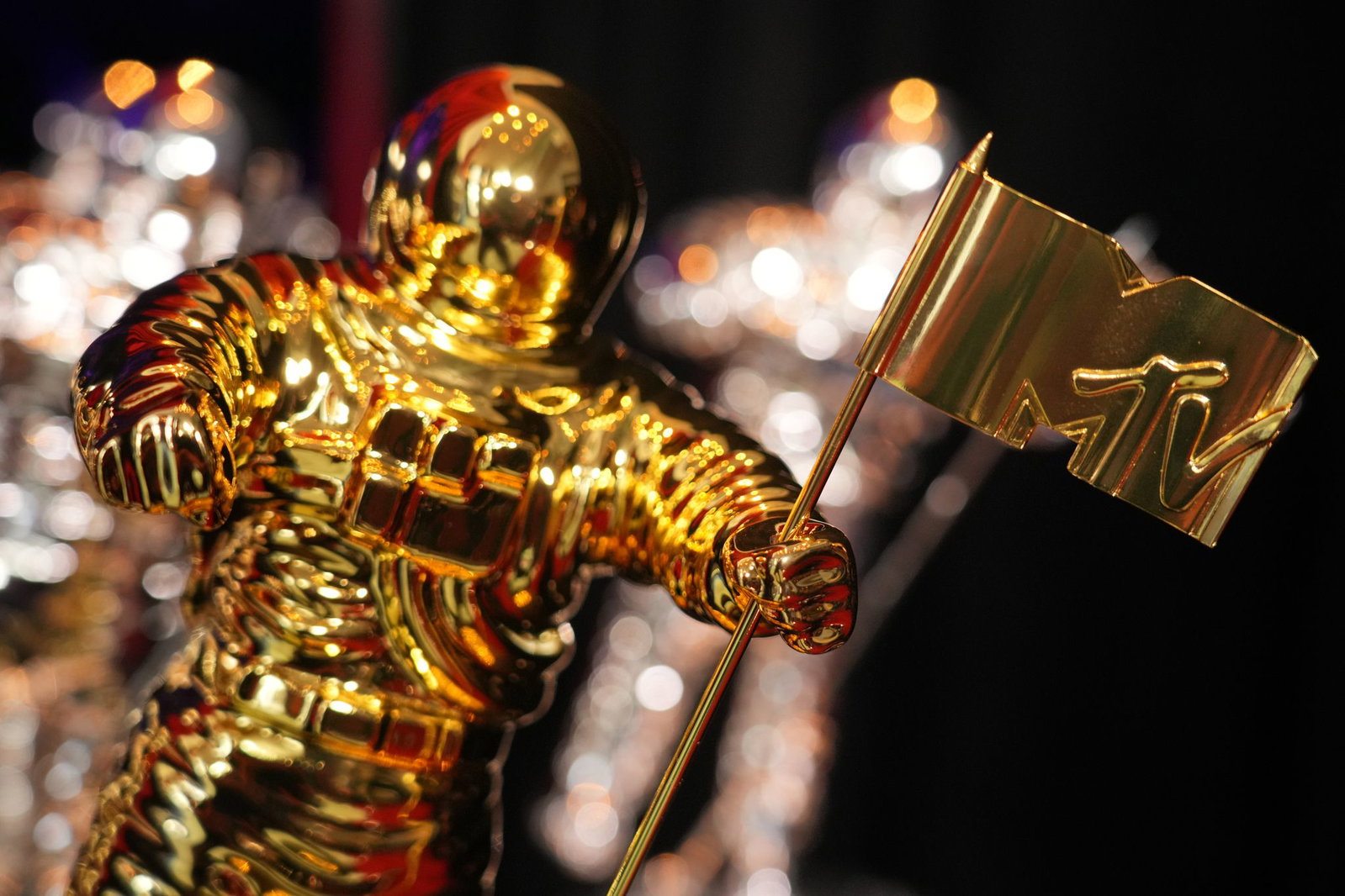 Die Trophäen stellen eine Astronautenfigur dar, die eine MTV-Fahne in der Hand hält.