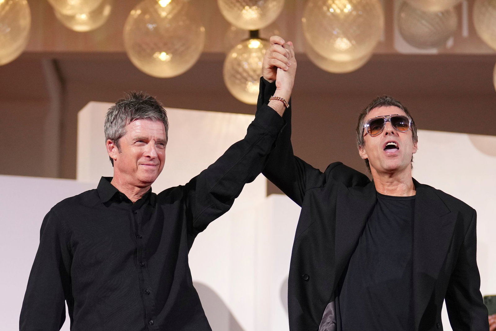 Oasis nutzte in Venedig nicht den offiziellen Weg zum roten Teppich - stattdessen kamen die Musiker heimlich über einen Seiteneingang.