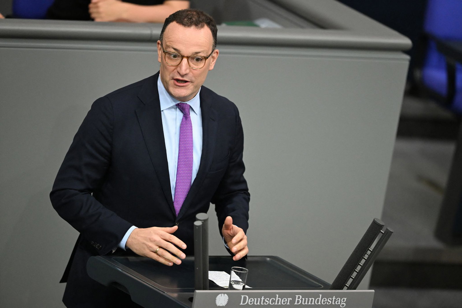 Auch nach seinem Rücktritt von der Spitze der Fraktion bleibt Spahn Abgeordneter im Bundestag - auch als neues Mitglied im Haushaltsausschuss. 
