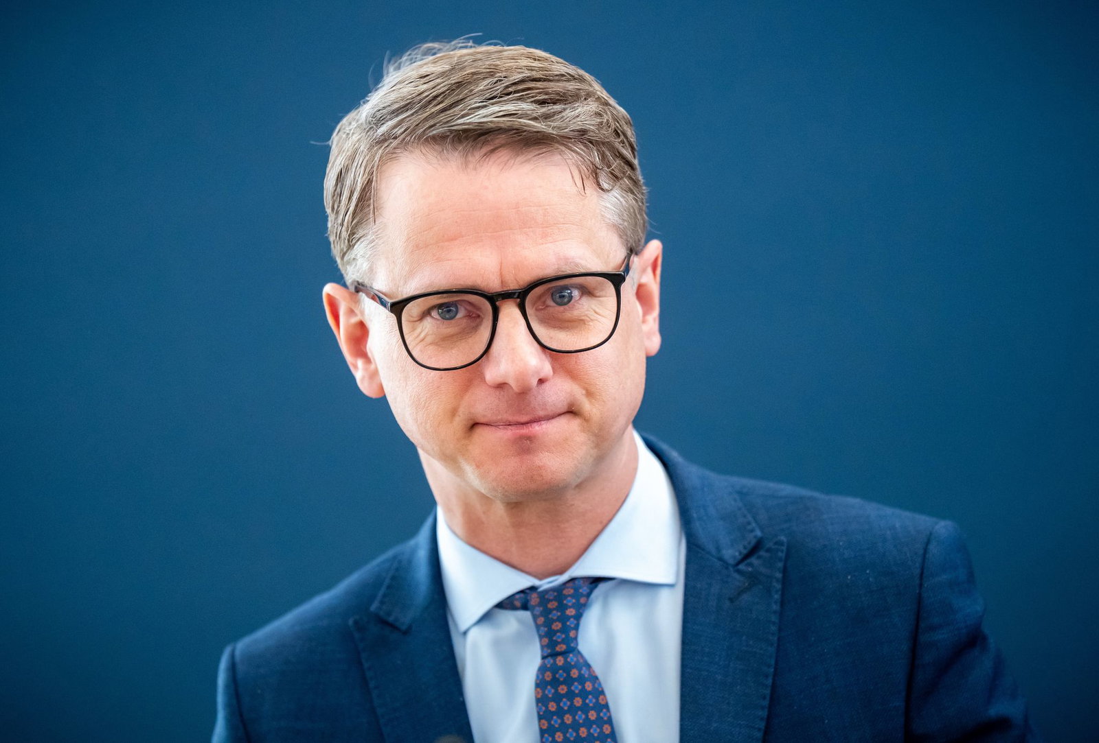 Gesundheitsminister Carsten Linnemann (CDU) will für stabile Beiträge sorgen - sein Plegegesetz wurde im Kabinett beschlossen. (Archivfoto)
