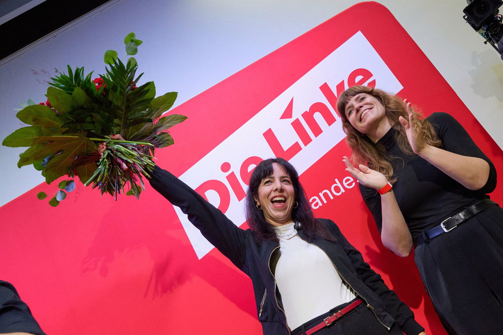 Linke-Fraktionschefin Elif Eralp (li.) will Regierende Bürgermeisterin in Berlin werden. 
