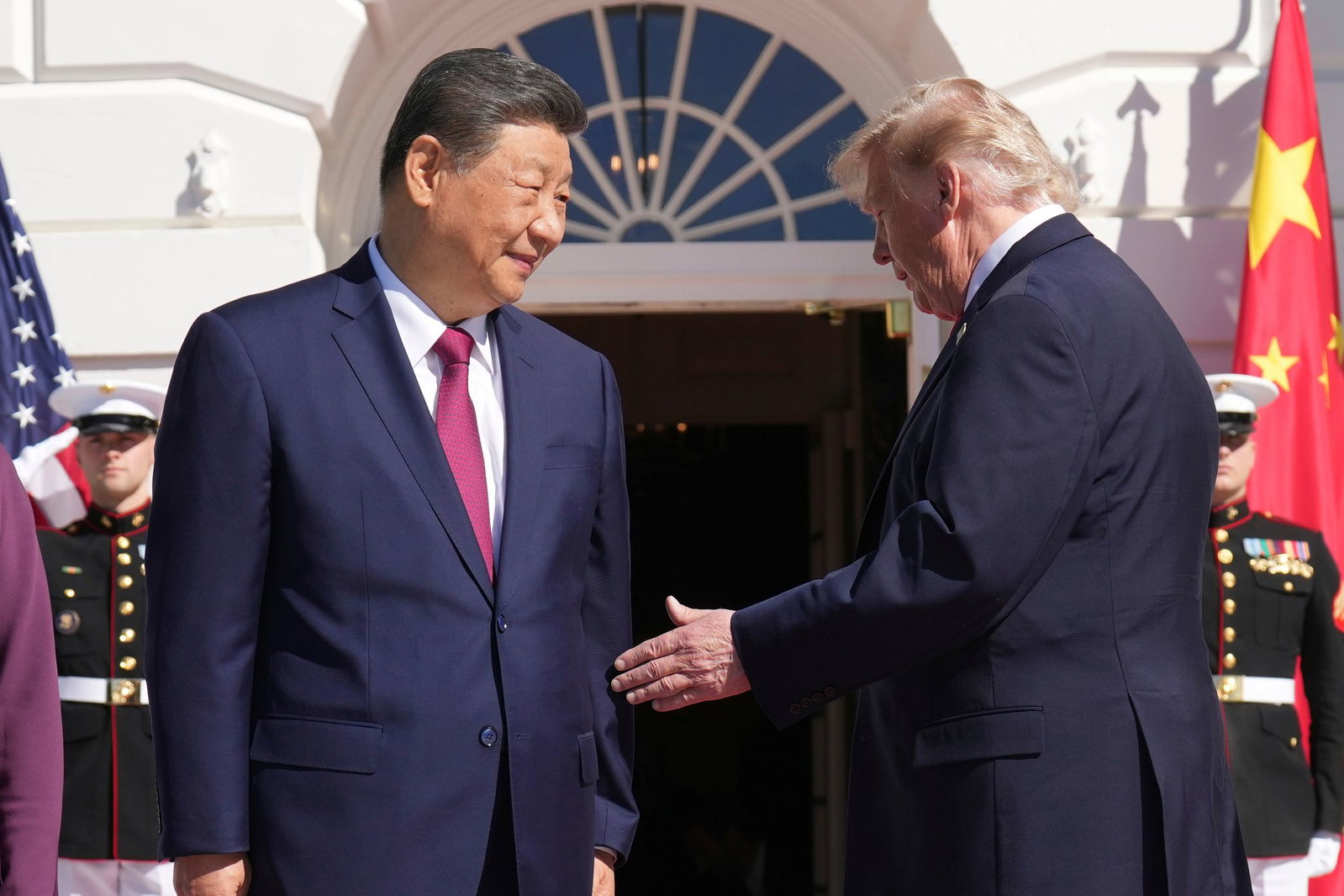 Chinas Staatschef Xi Jinping (l) reiste für drei Tage zu US-Präsident Donald Trump nach Washington.