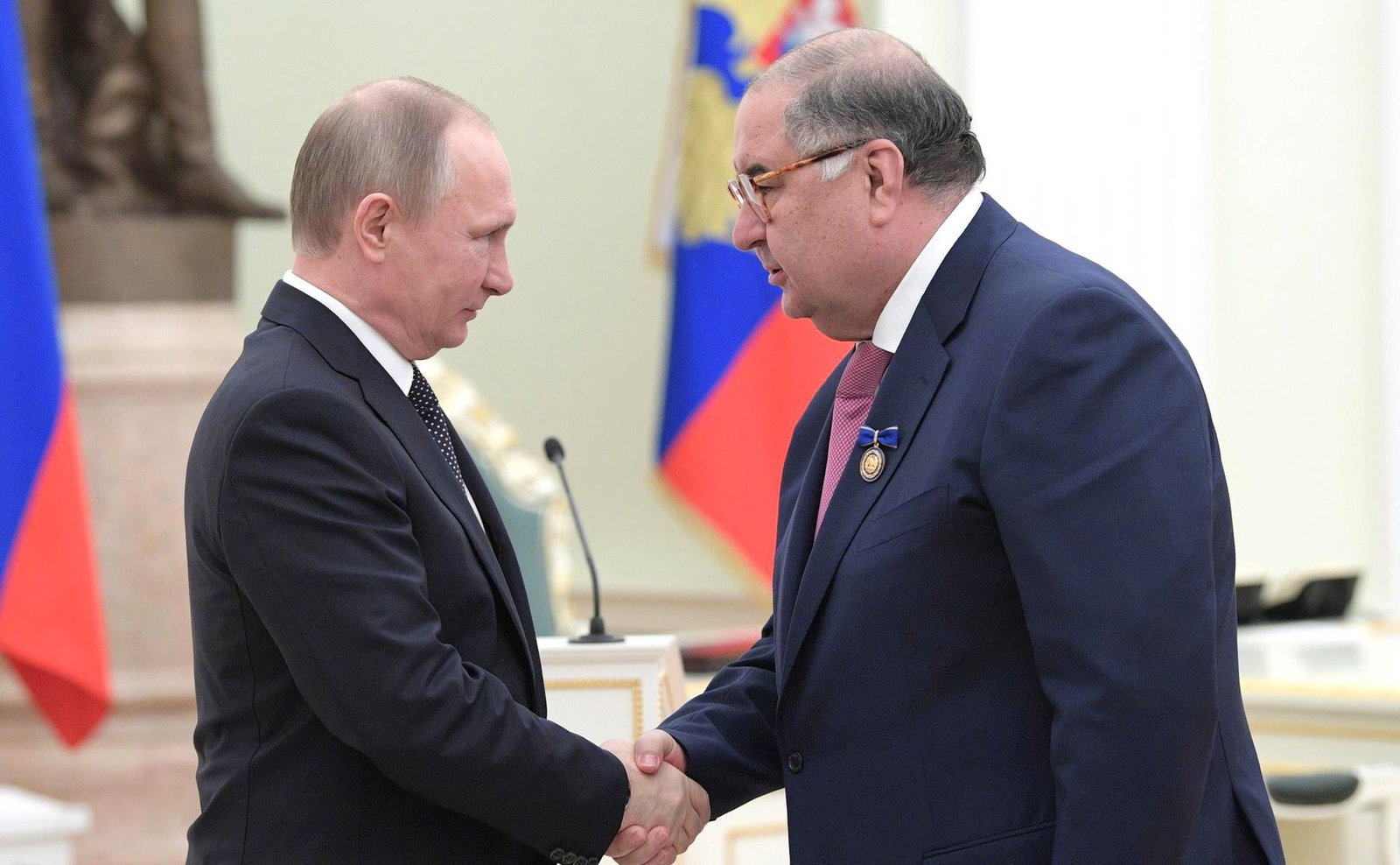 Alischer Usmanow wurde von der EU bislang als kremlfreundlicher Oligarch mit besonders engen Verbindungen zu Präsident Wladimir Putin bezeichnet. (Archivbild)