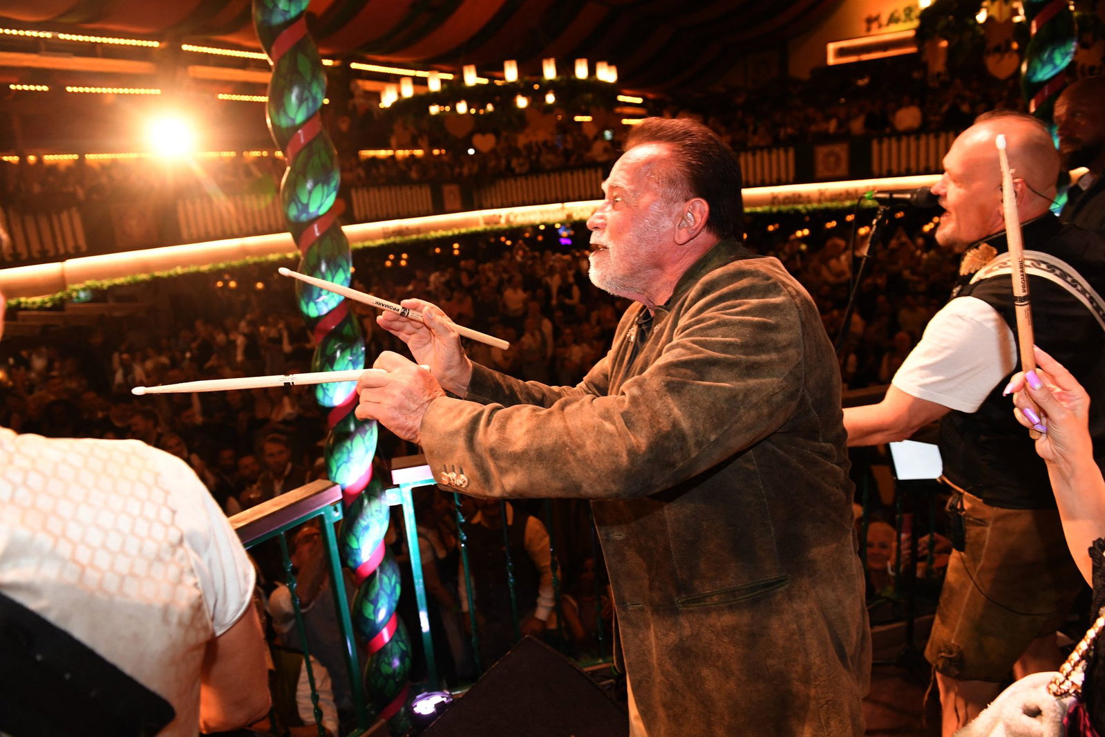 «Terminator» Arnold Schwarzenegger dirigiert im Marstall-Festzelt.
