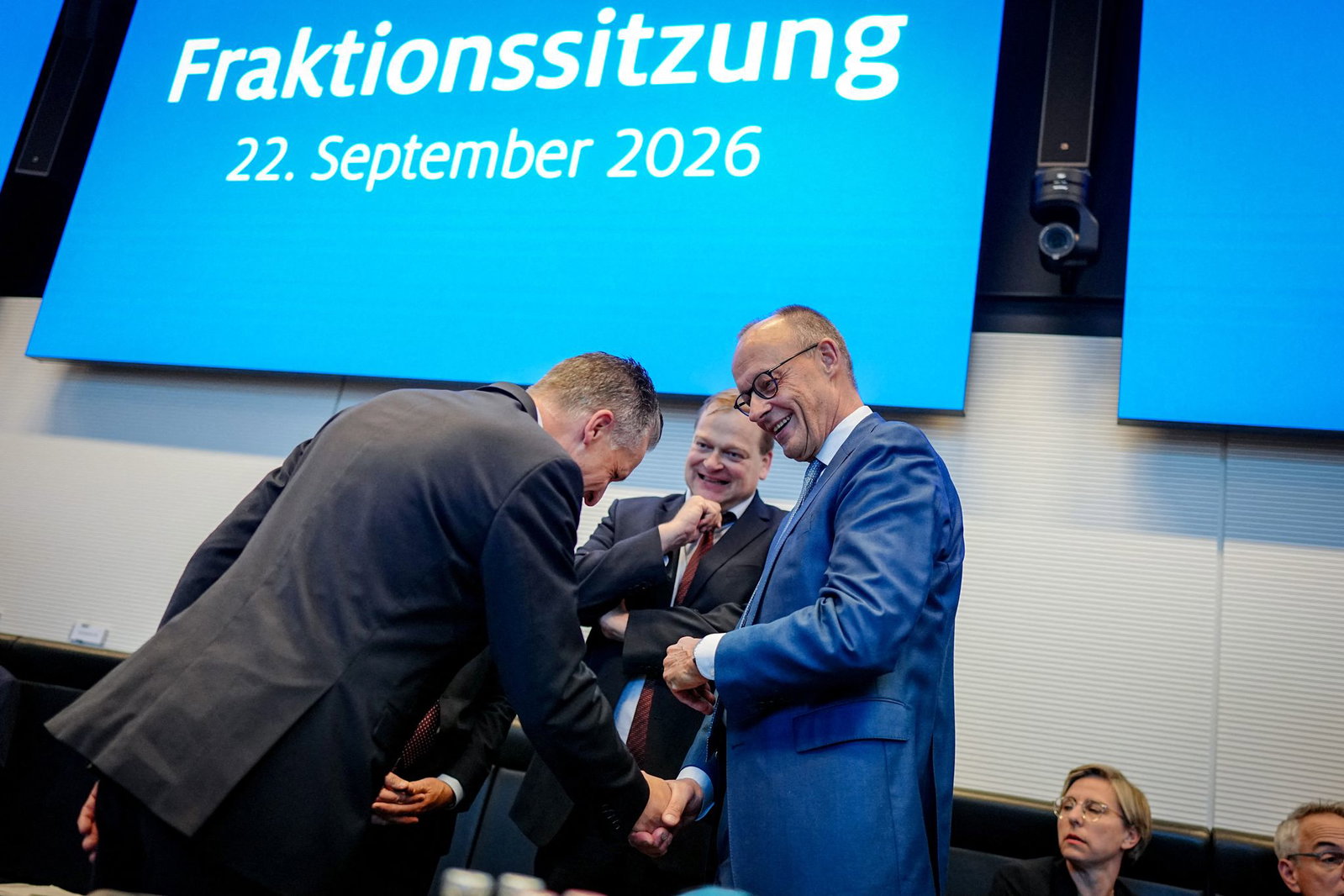 Der Kanzler kam gut gelaunt in die Sitzung der Bundestagsfraktion und wurde vom Vorsitzenden freundlich begrüßt.