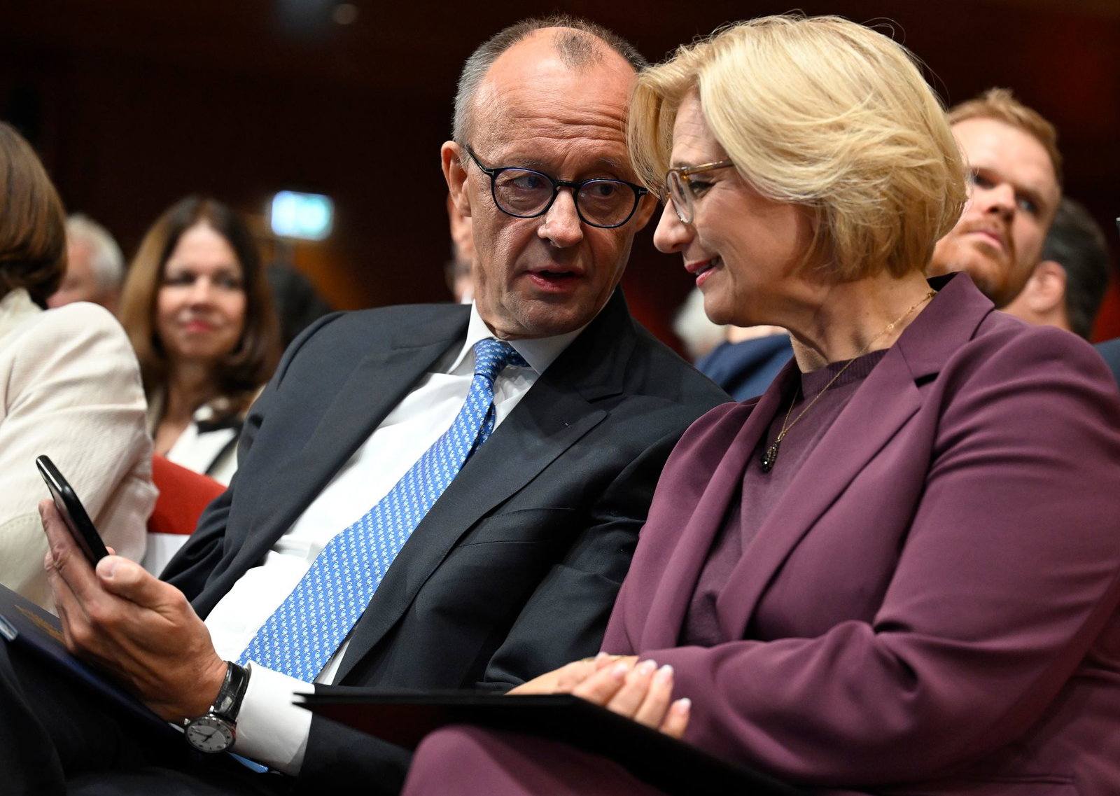 Bundeskanzler Merz (CDU) und Saar-Ministerpräsidentin Rehlinger (SPD) trafen sich vor einem Jahr in Saarbrücken. (Archivbild)