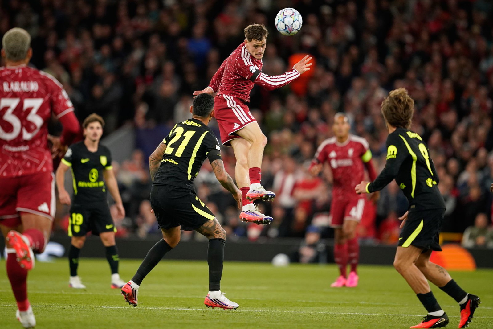 Florian Wirtz (M) gewann mit dem FC Liverpool.