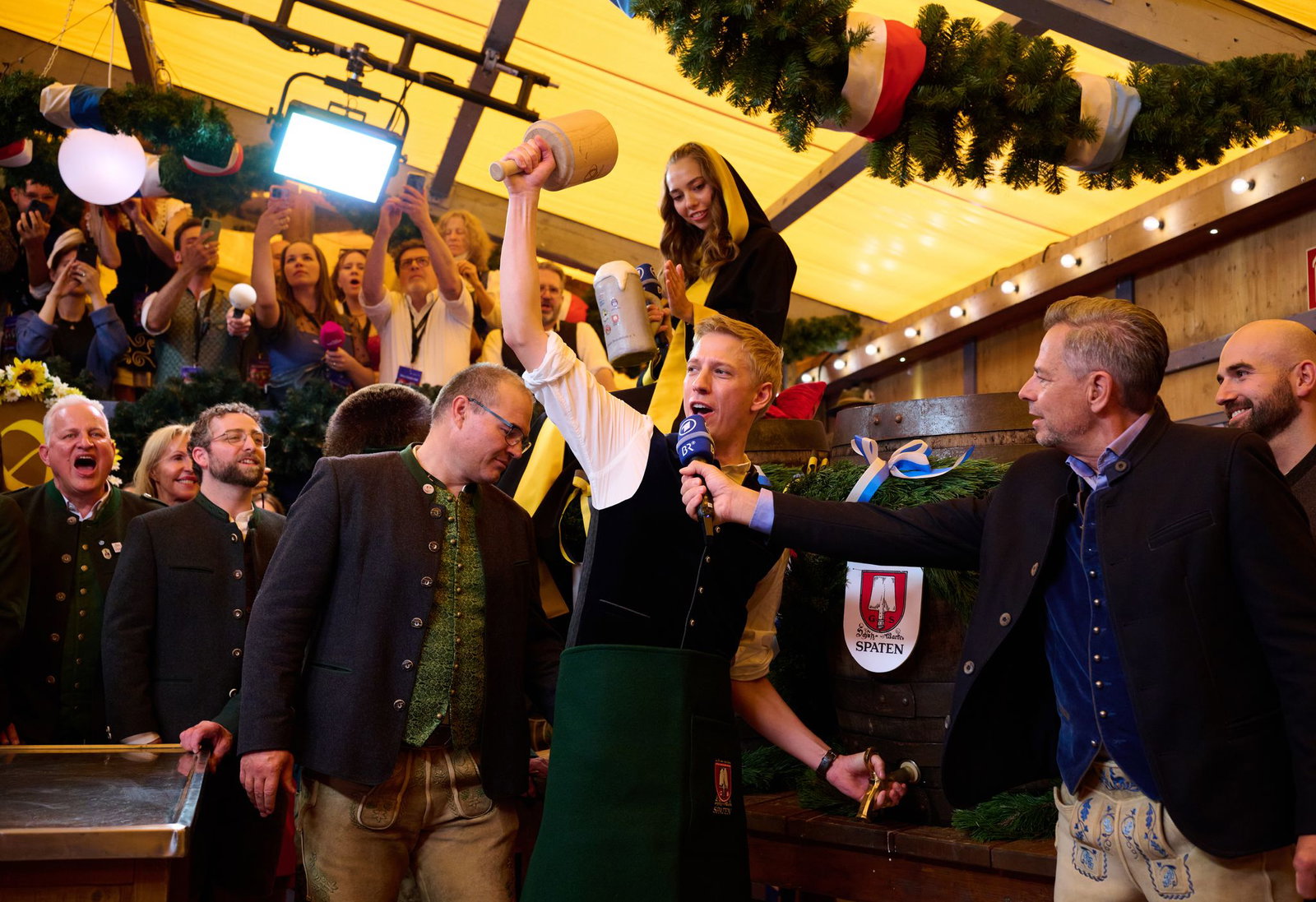 Dominik Krause eröffnet erstmals das Oktoberfest mit dem Anzapfen des ersten Fasses Bier. 
