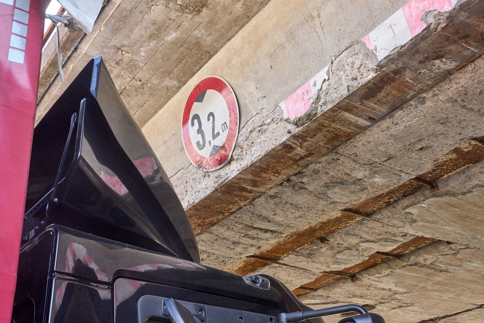 Die Brücke wurde nicht massiv beschädigt. 