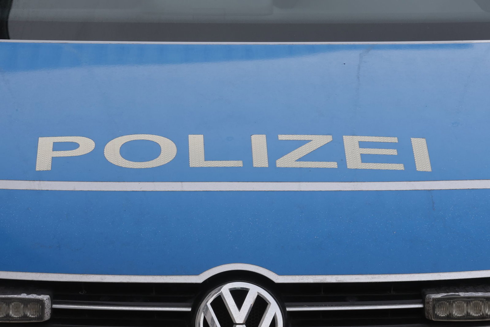 Nach einem falschen Alarm wegen einer vermeintlichen Amoklage haben alle Menschen das Schulgebäude unverletzt verlassen. (Symbolbild)