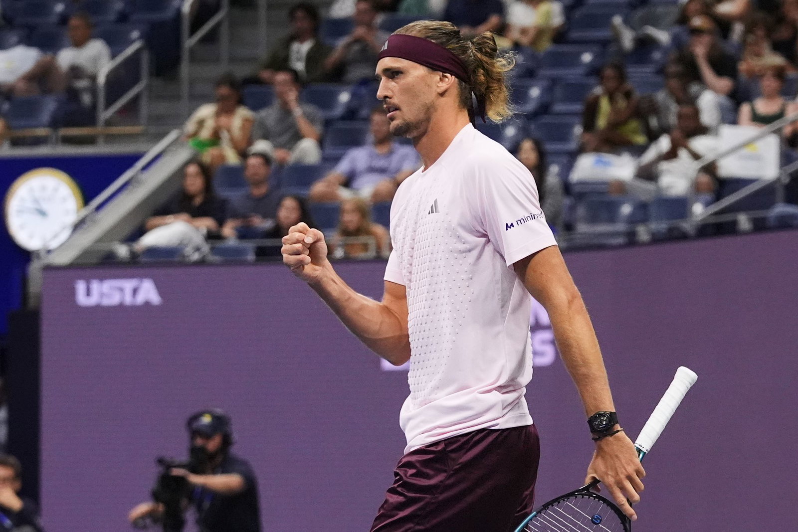 Alexander Zverev bejubelt den Achtelfinaleinzug. 