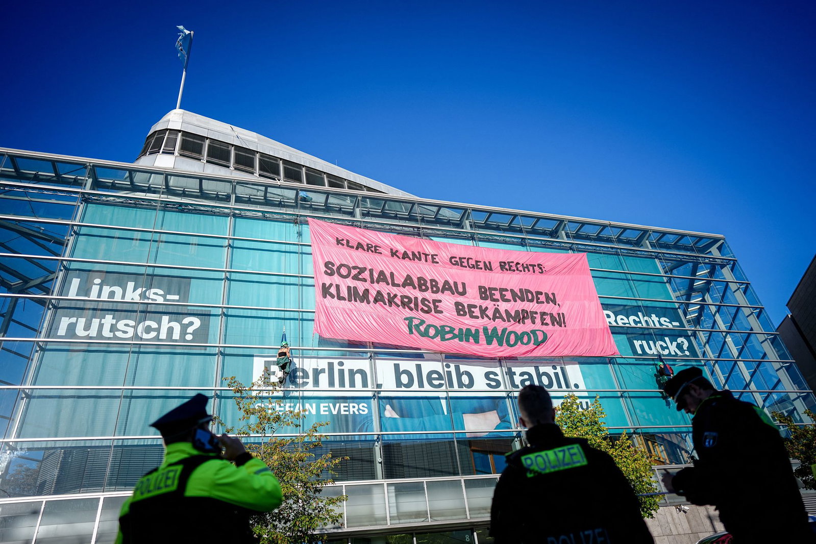 Aktivisten demonstrieren mit einer Kletter-Aktion am Konrad-Adenauer-Haus in Berlin.