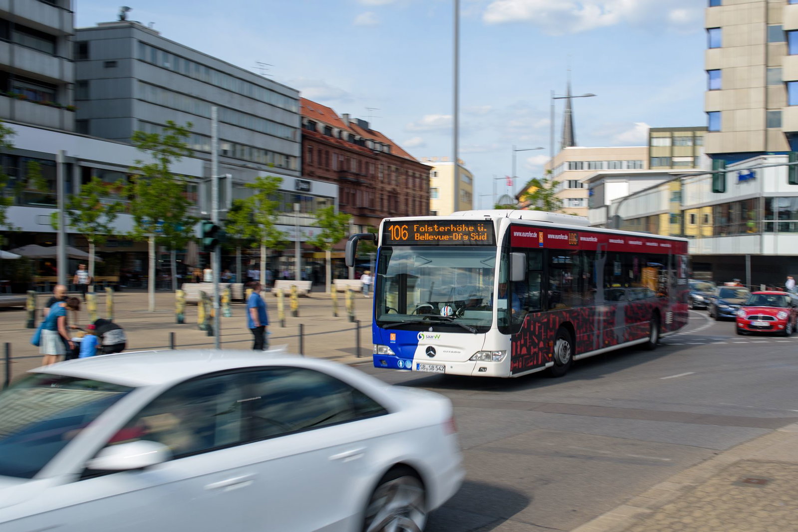 Busse und Bahnen kosten nicht nur - sie bringen auch einen erheblichen Mehrwert. Zu diesem Ergebnis kommt eine Studie für das Saarland. (Symbolbild)