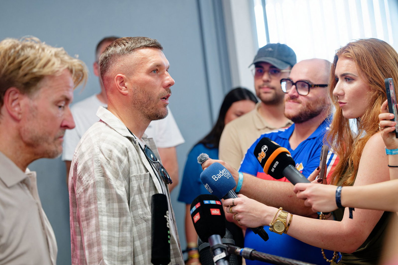 Lukas Podolski warnte Kritiker deutlich vor weiteren Beleidigungen.