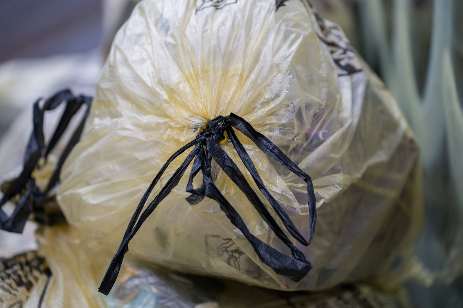 In einem gelben Sack sind Spraydosen explodiert. (Symbolbild)
