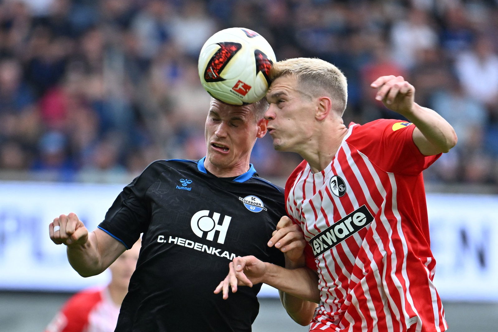 Im Kopfballduell: Freiburgs Matthias Ginter (r) und der Paderborner Steffen Tigges. 