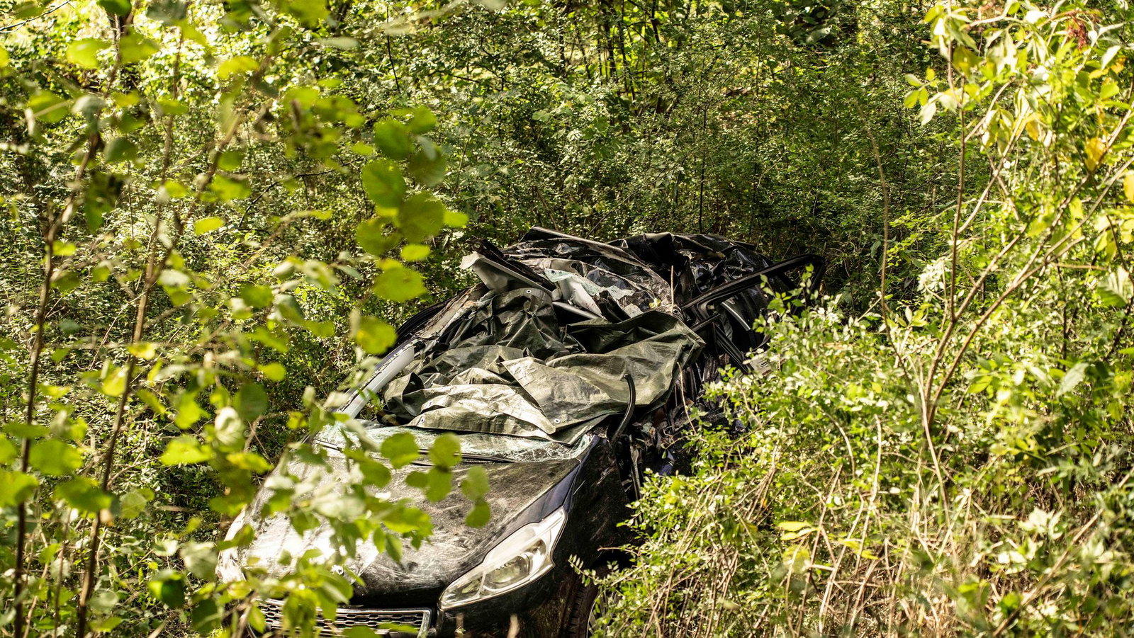 Die Einsatzkräfte fanden die beiden Toten in dem stark beschädigten Auto.
