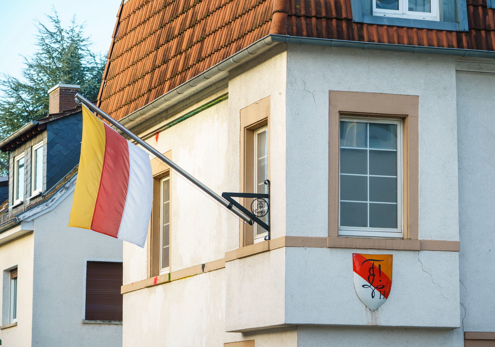 Im Fokus sind Aussagen im Verfassungsschutzbericht des Landes Rheinland-Pfalz von 2024 über «Germania Halle zu Mainz» - hier Fahne und Wappen am Domizil der Burschenschaft. (Archivbild)