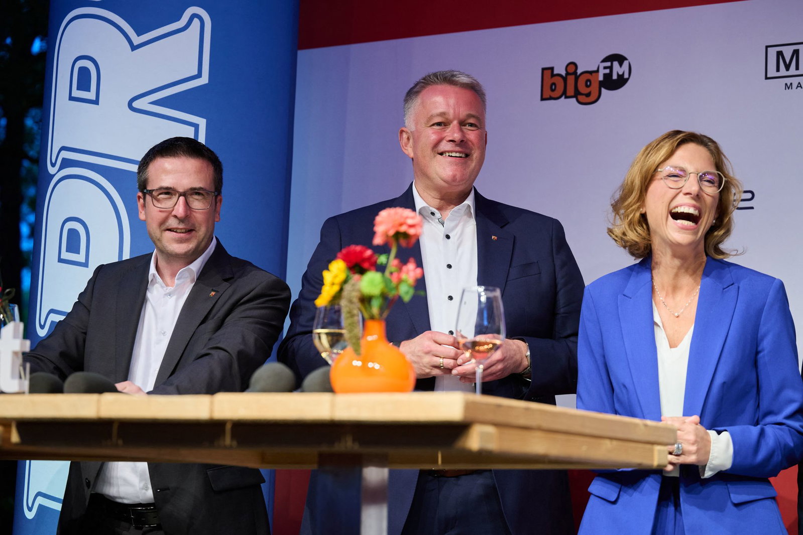 Europaminister Marcus Klein, Ministerpräsident Gordon Schnieder (CDU) und Arbeitsministerin Sabine Bätzing-Lichtenthäler (l-r) waren unter den Feiernden. 