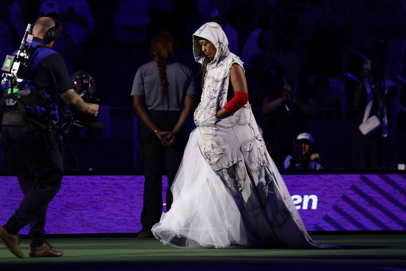 Naomi Osaka präsentiert erneut ein spektakuläres Outfit.