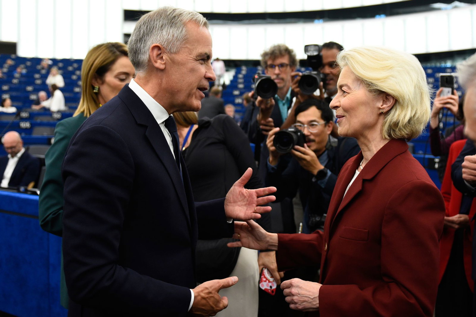 Von ihr ging die Initiative aus: EU-Kommissionspräsidentin Ursula von der Leyen (r) hatte am Mittwoch in ihrer diesjährigen Rede zur Lage der Union dafür geworben, Kanada zum ersten «assoziierten Mitglied» der Europäischen Union zu machen.