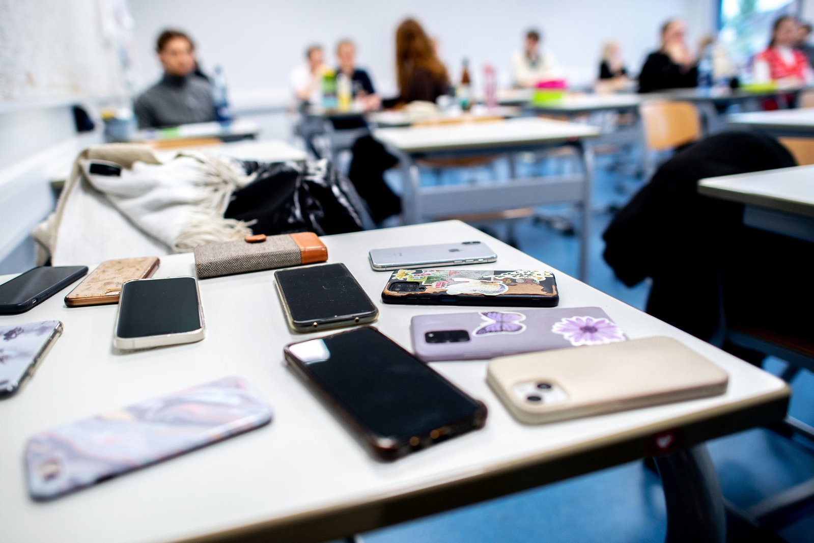 Pornos, Dickpics und KI-manipulierte Bilder zirkulieren längst auch in Schulchats. (Symbolfoto)