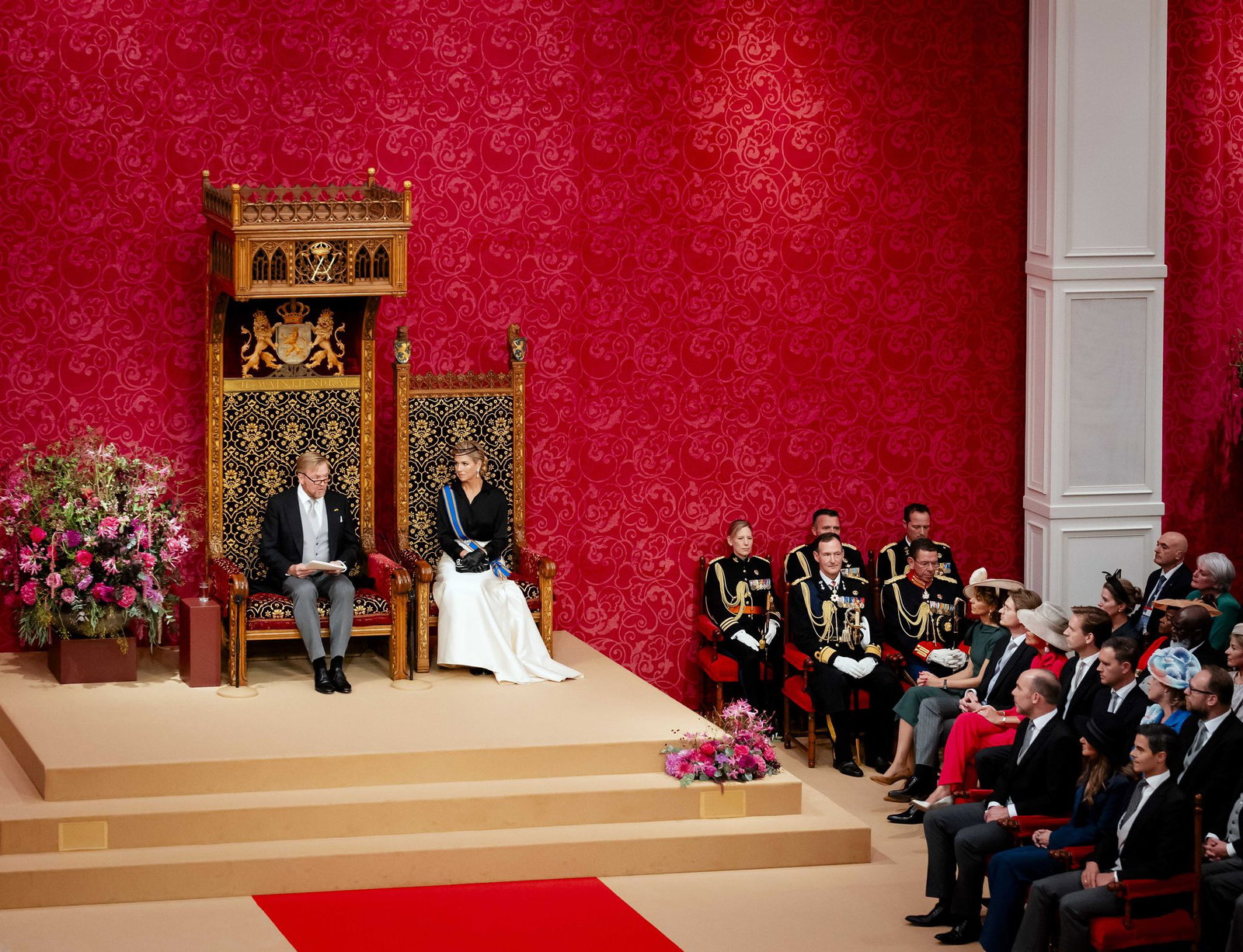Willem-Alexander und Máxima sitzen vor den Kammern des Parlaments.