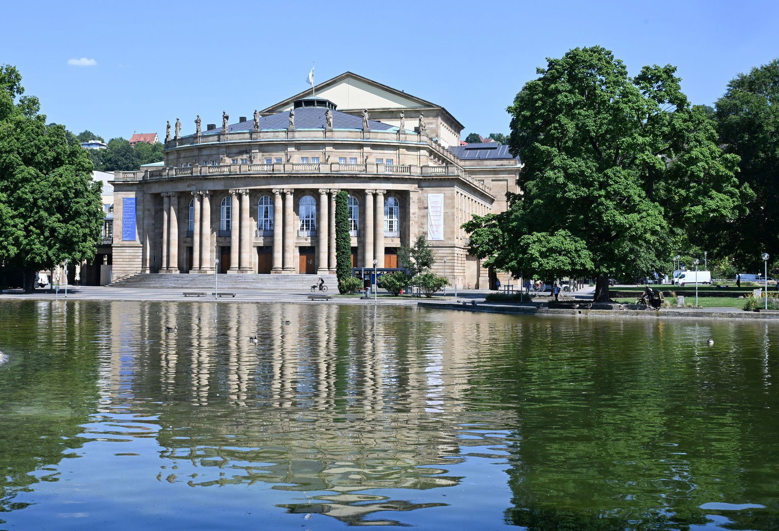 Das Opernhaus in der Stuttgarter Innenstadt muss dringend saniert werden. (Archivbild)