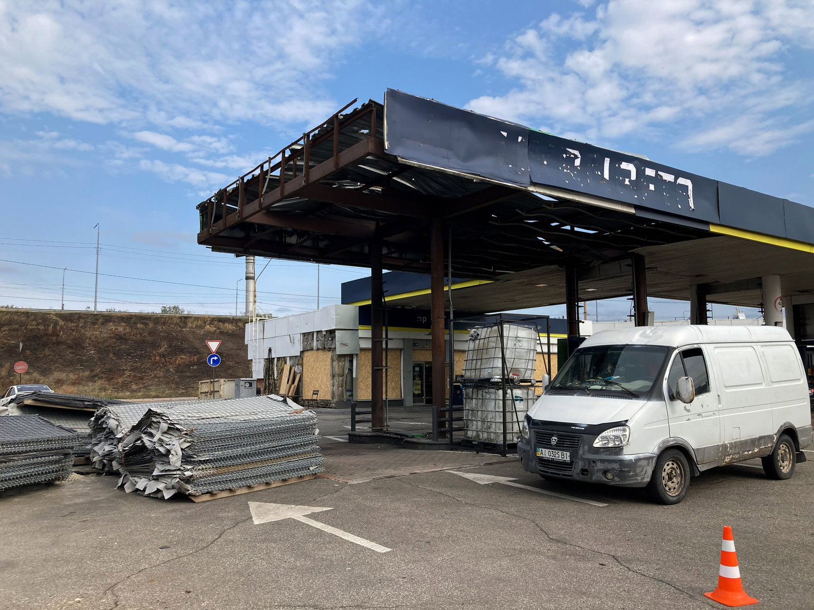 Die Schäden an einer Tankstelle sind provisorisch repariert worden. (Archivbild)