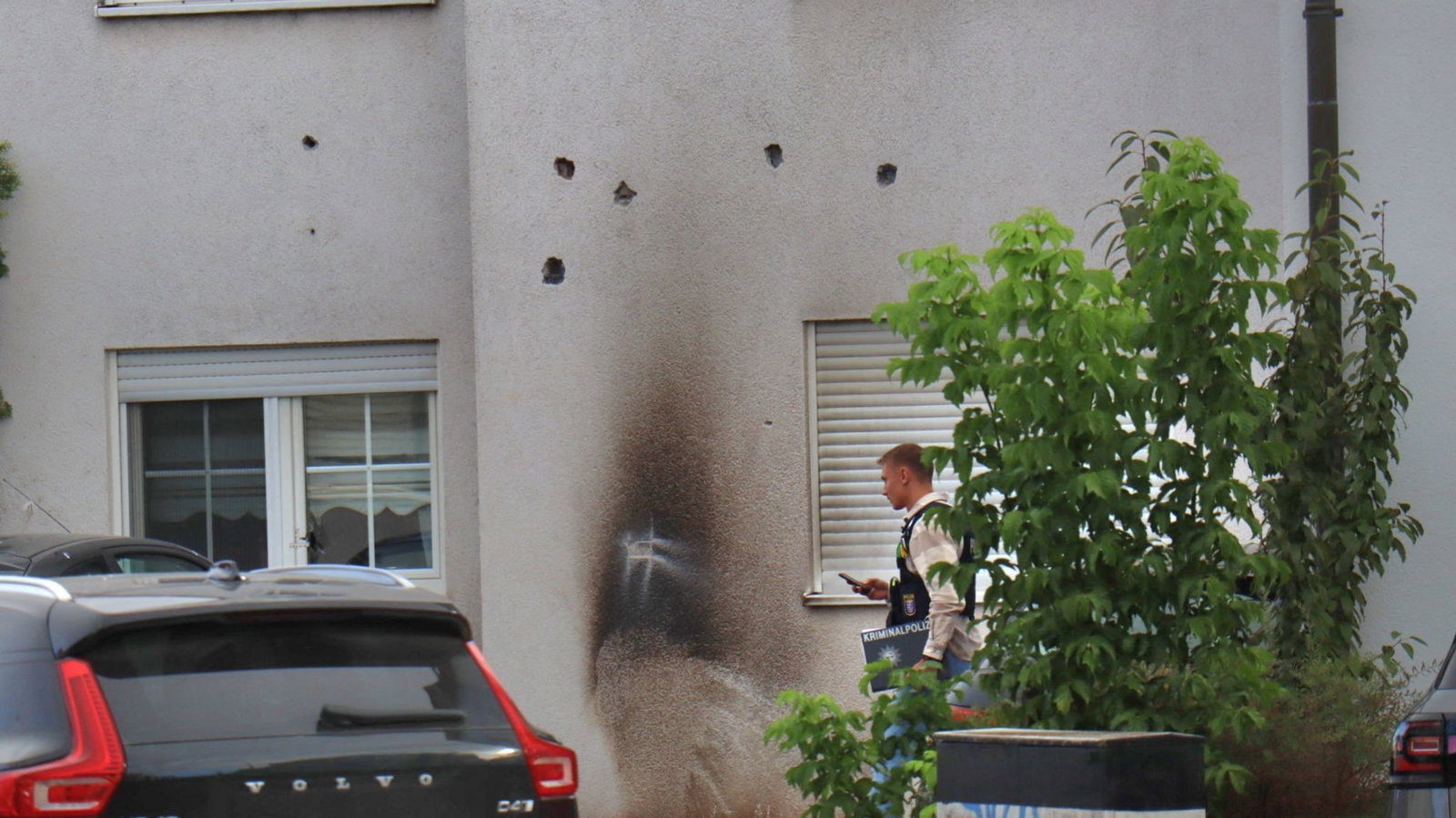 Einschusslöcher und Brandspuren sind deutlich zu sehen.