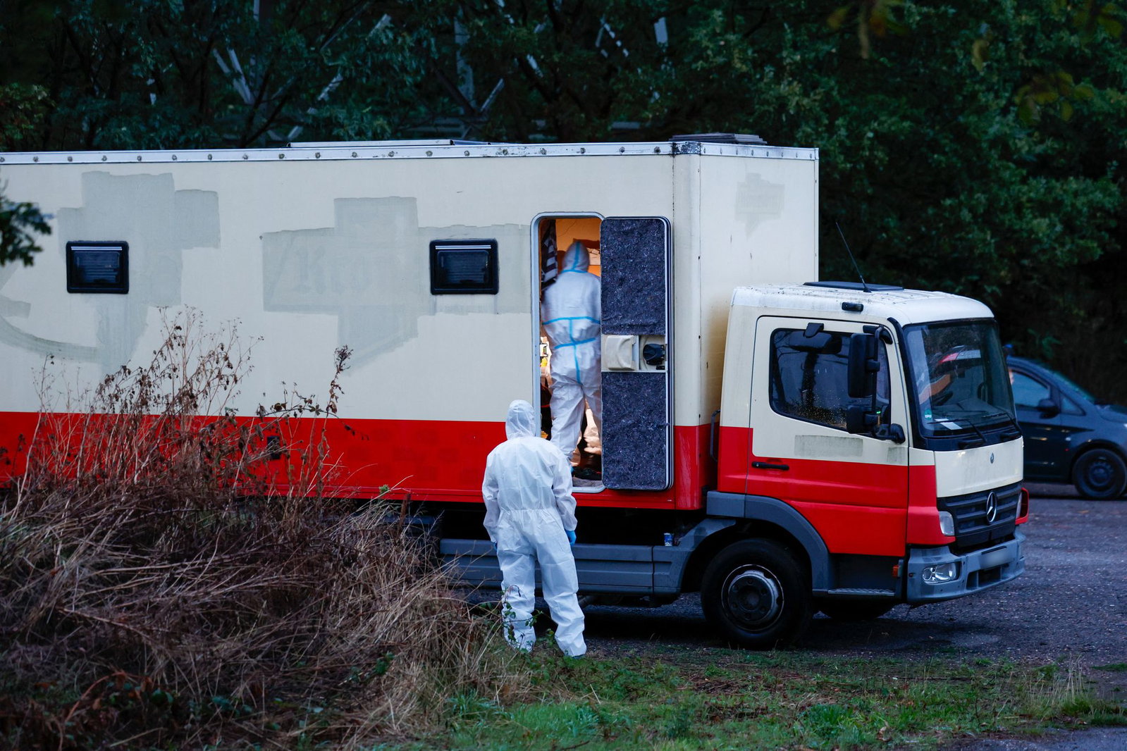 Am Freitag stürmte ein Spezialeinsatzkommando in Niederzier am Tagebau Hambach einen Lastwagen, der dem Gesuchten gehören soll.
