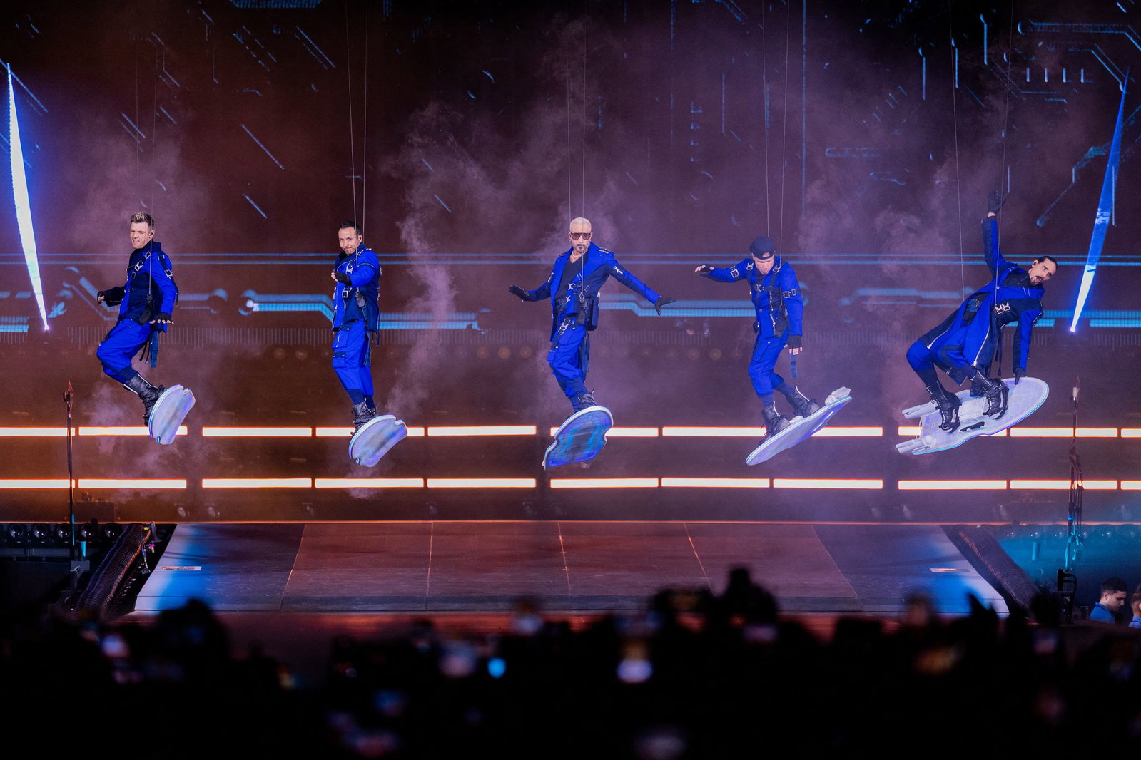 Die Show der Backstreet Boys begann schwebend unter dem Stadiondach.