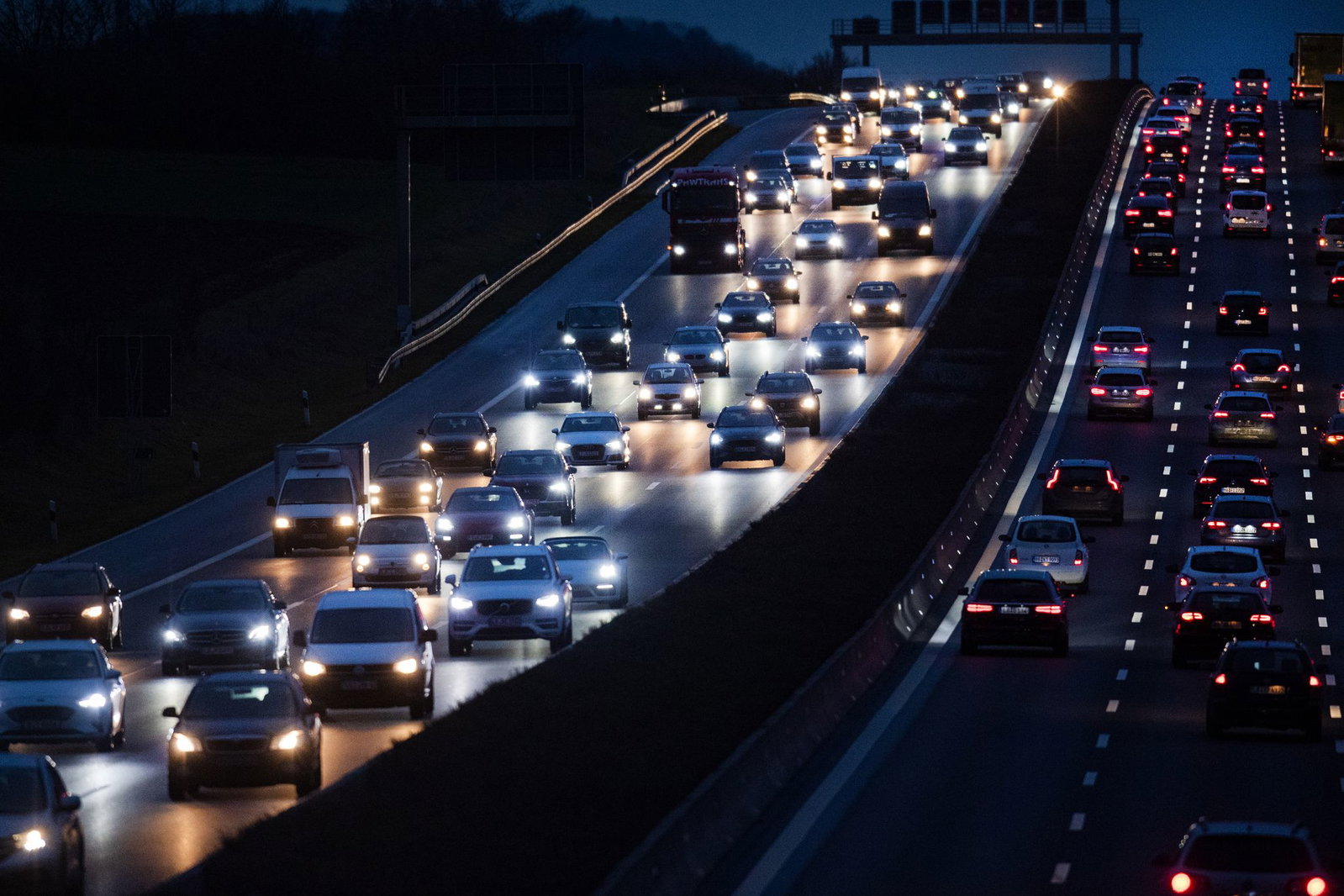 Nach einem Unfall gibt es Einschränkungen auf der A81. (Symbolbild)
