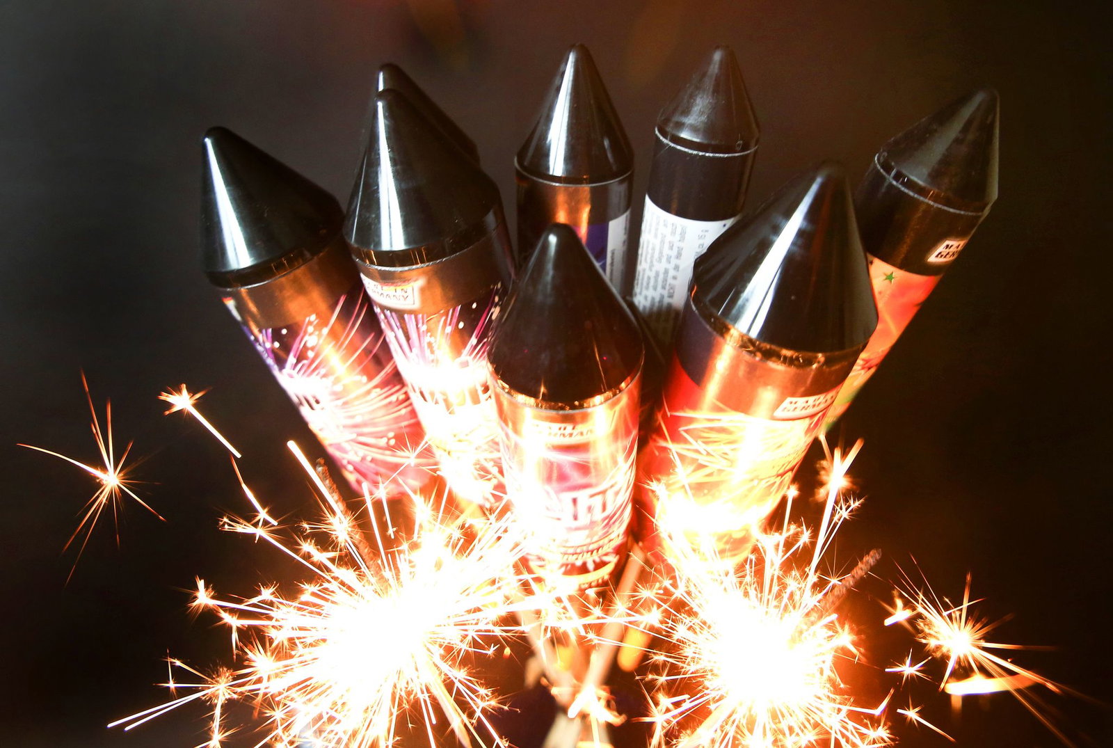 Mit Feuerwerksraketen soll der 37-Jährige laut Polizei auf Kunden des Discounters geschossen haben, den er gerade bestohlen hatte. (Symbolbild)
