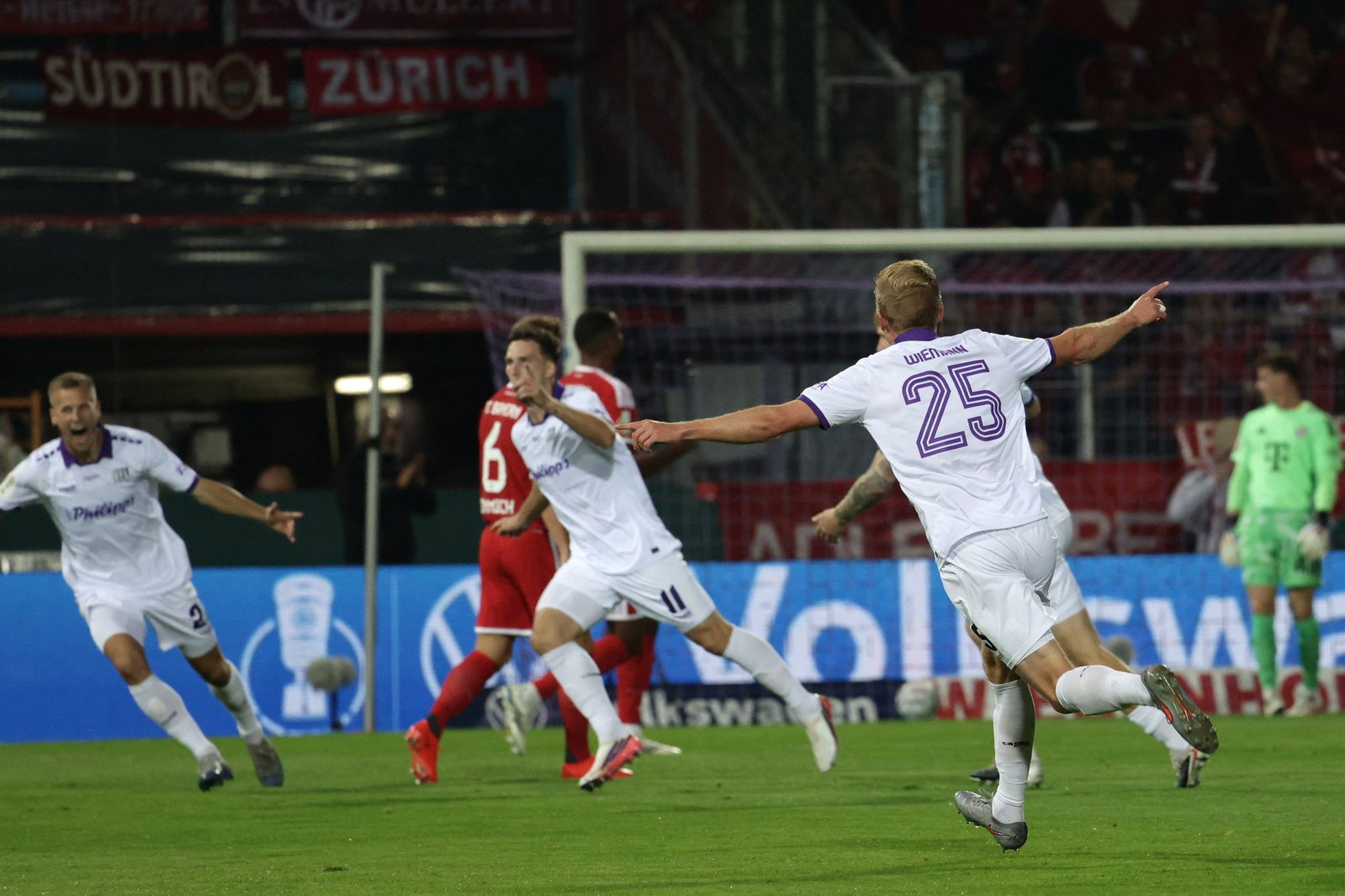 Robin Meißner (m) brachte Osnabrück in Führung.