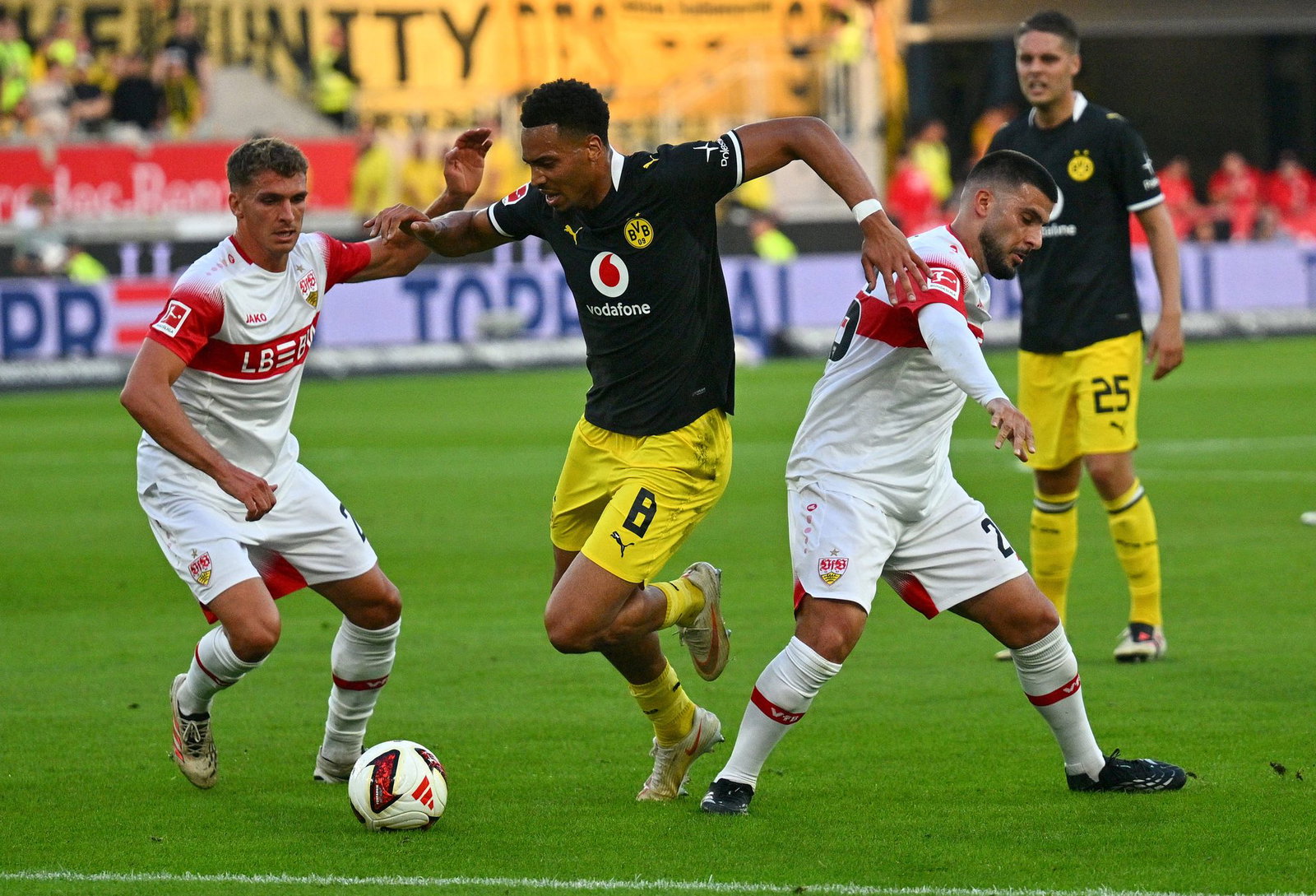 Dortmund und Stuttgart boten ein hart umkämpftes, aber wenig hochklassiges Topspiel.