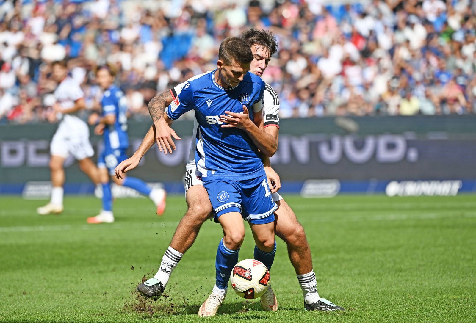 Eng bewacht: KSC-Spielmacher Marvin Wanitzek (vorn).