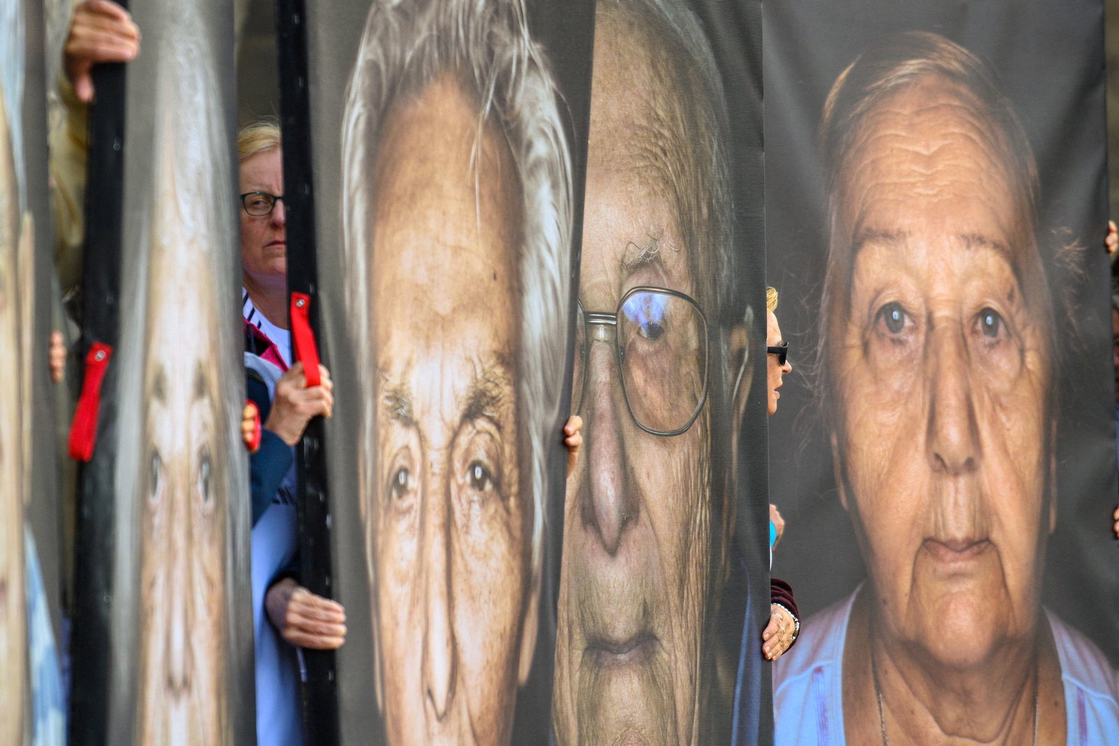 Die Fotografien zeigen Porträts von Holocaust-Überlebenden. 
