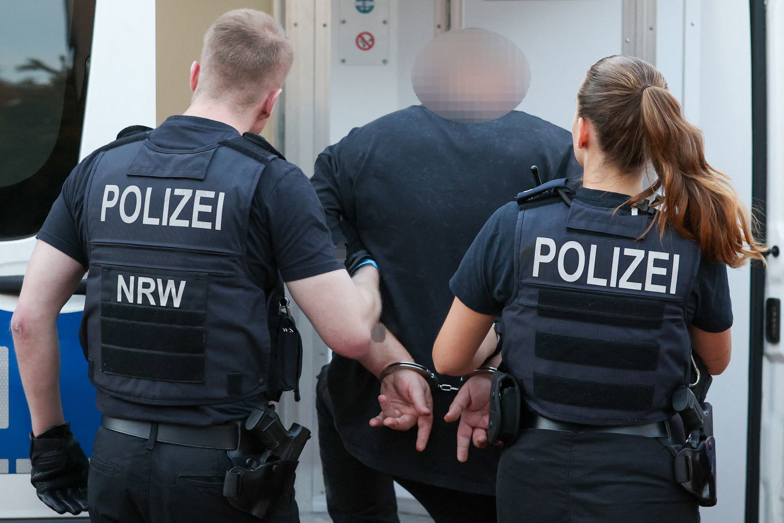 Ein Mann aus dem Umfeld der «Hells Angels» wird in Duisburg abgeführt.