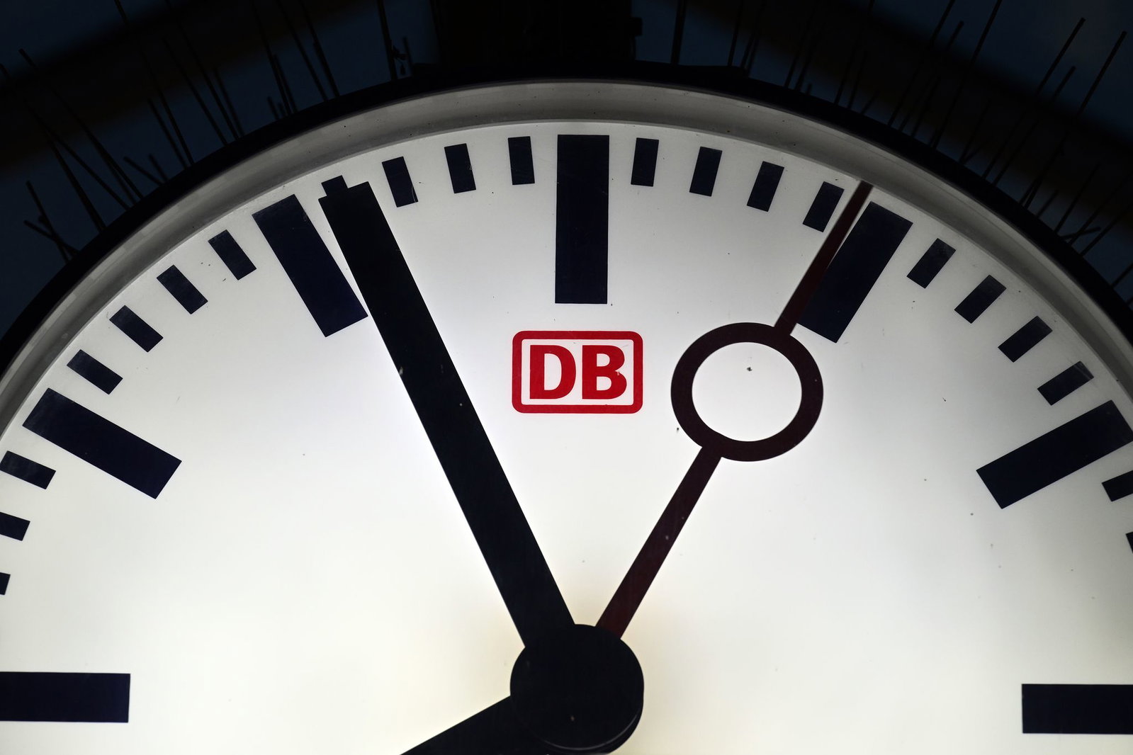 Bahnhofsuhren der Deutschen Bahn funktionieren laut DB nur im eigenen Kabelnetz. (Symbolbild)
