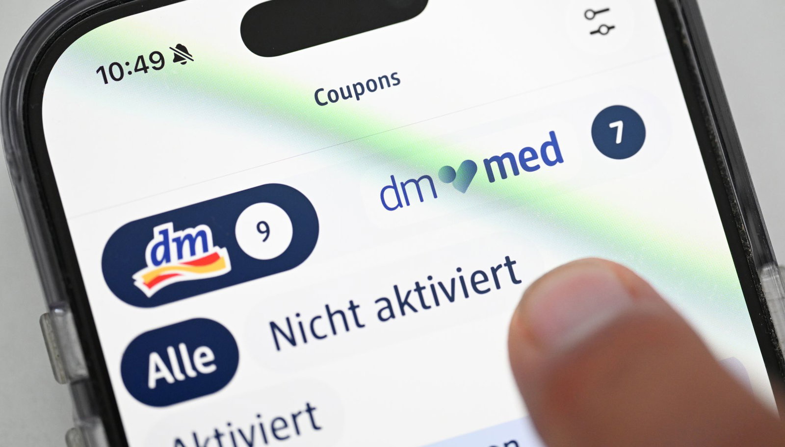 Die Logos von dm und der Online-Apotheke dm-med unterscheiden sich.